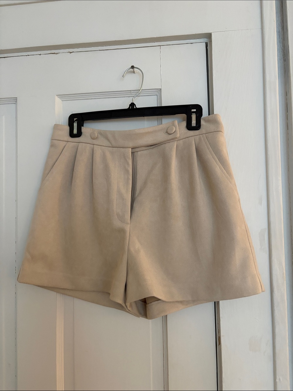 Free the Roses Cream High-Waist Pleated Women's Shorts